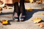 d&eacute;couvrez comment porter des chaussures ouvertes en automne sans avoir froid gr&acirc;ce &agrave; une astuce mode simple, &eacute;l&eacute;gante et facile &agrave; adopter.