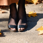 d&eacute;couvrez comment porter des chaussures ouvertes en automne sans avoir froid gr&acirc;ce &agrave; une astuce mode simple, &eacute;l&eacute;gante et facile &agrave; adopter.
