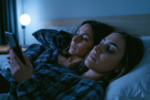 insomnie, scroll nocturne, ronflements… une psychiatre analyse les nuits des journalistes de elle et décrypte ce qui perturbe leur sommeil.