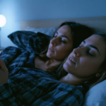 insomnie, scroll nocturne, ronflements… une psychiatre analyse les nuits des journalistes de elle et décrypte ce qui perturbe leur sommeil.