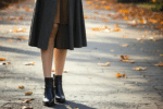 d&eacute;couvrez les chaussures id&eacute;ales &agrave; porter avec une jupe midi en automne pour cr&eacute;er des tenues &eacute;l&eacute;gantes, confortables et adapt&eacute;es &agrave; la saison.