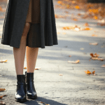 d&eacute;couvrez les chaussures id&eacute;ales &agrave; porter avec une jupe midi en automne pour cr&eacute;er des tenues &eacute;l&eacute;gantes, confortables et adapt&eacute;es &agrave; la saison.
