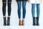 sur les bottes, les jeans et les robes, le zip apporte une touche moderne et audacieuse qui r&eacute;veille les basiques de la saison.