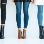 sur les bottes, les jeans et les robes, le zip apporte une touche moderne et audacieuse qui r&eacute;veille les basiques de la saison.