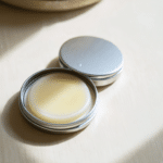 pratiques, compacts et faciles à emporter, les parfums solides font leur grand retour. découvrez leurs atouts et pourquoi ce classique oublié séduit à nouveau.