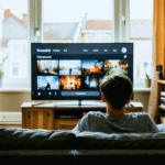 pour les vacances de la toussaint, découvrez 3 films et 3 séries à regarder pour profiter d’un week-end bien rempli, seul, en famille ou entre amis.