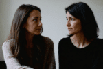 cinq femmes racontent comment elles ont parl&eacute; des violences sexuelles &agrave; leur fille, entre silence, v&eacute;rit&eacute; et choix de se confier.