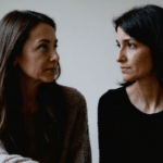 cinq femmes racontent comment elles ont parl&eacute; des violences sexuelles &agrave; leur fille, entre silence, v&eacute;rit&eacute; et choix de se confier.