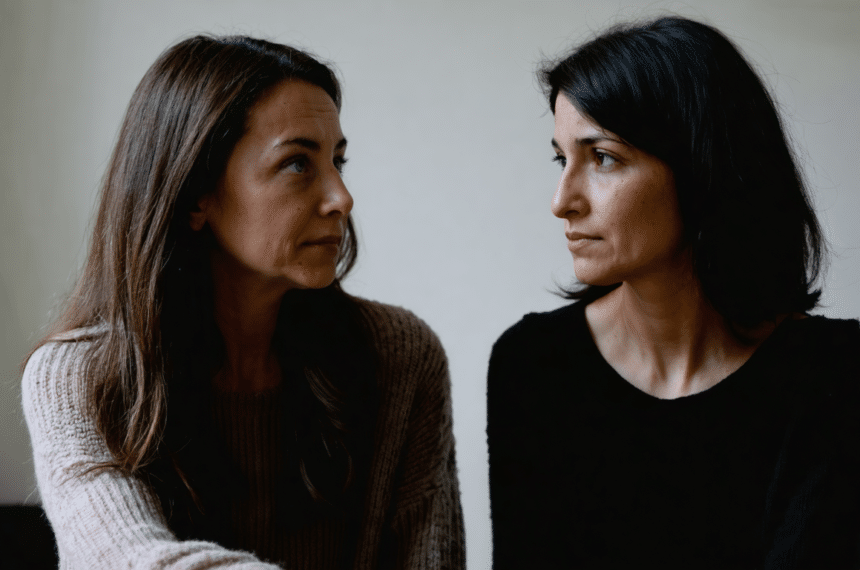 cinq femmes racontent comment elles ont parlé des violences sexuelles à leur fille, entre silence, vérité et choix de se confier.